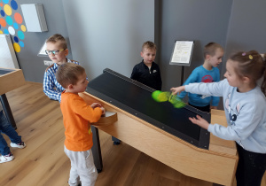 Zabawy i doświadczenia w przestrzeni interaktywnej.