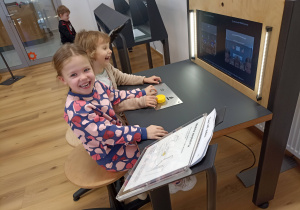 Zabawy i doświadczenia w przestrzeni interaktywnej.