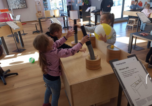 Zabawy i doświadczenia w przestrzeni interaktywnej.