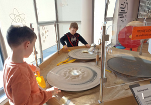 Zabawy i doświadczenia w przestrzeni interaktywnej.