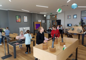 Zabawy i doświadczenia w przestrzeni interaktywnej.