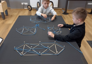 Zabawy i doświadczenia w przestrzeni interaktywnej.