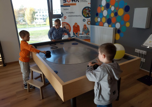 Zabawy i doświadczenia w przestrzeni interaktywnej.