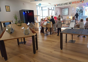 Zabawy i doświadczenia w przestrzeni interaktywnej.