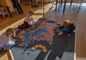 Zabawy i doświadczenia w przestrzeni interaktywnej.