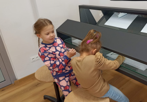 Zabawy i doświadczenia w przestrzeni interaktywnej.