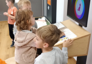 Zabawy i doświadczenia w przestrzeni interaktywnej.