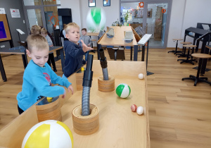 Zabawy i doświadczenia w przestrzeni interaktywnej.