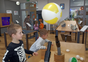 Zabawy i doświadczenia w przestrzeni interaktywnej.