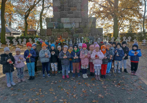 Dzieci pozują do pamiątkowego zdjęcia.