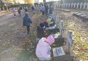 Wizyta na osiedlowym cmentarzu.