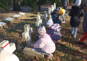 Wizyta na osiedlowym cmentarzu.