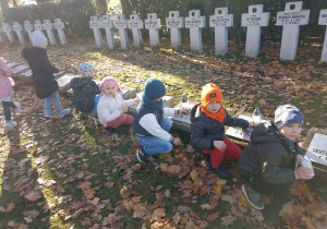 Wizyta na osiedlowym cmentarzu.