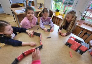 Zabawy przy stolikach.