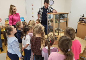 Podziwianie wystawy.