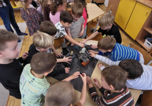 Zabawy przy stolikach.