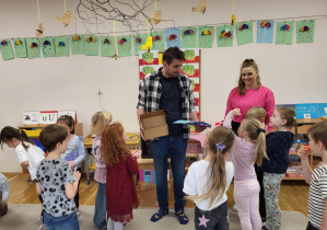 Wręczenie upominków.