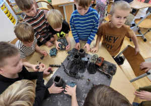 Zabawy przy stolikach.