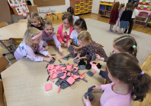 Zabawy przy stolikach.