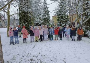 Radosne zabawy na śniegu.