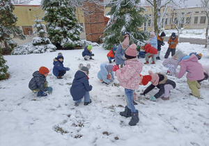 Radosne zabawy na śniegu.