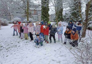 Radosne zabawy na śniegu.