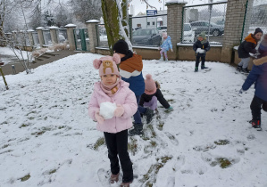 Radosne zabawy na śniegu.