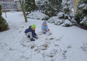 Radosne zabawy na śniegu.
