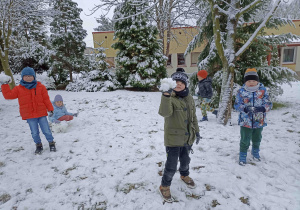 Radosne zabawy na śniegu.