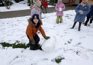 Radosne zabawy na śniegu.