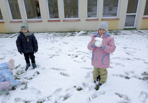 Radosne zabawy na śniegu.