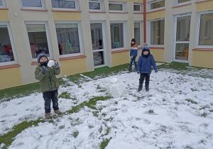 Radosne zabawy na śniegu.