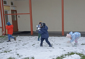 Radosne zabawy na śniegu.