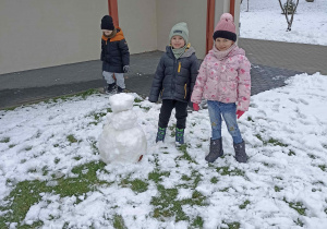 Radosne zabawy na śniegu.