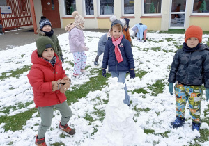 Radosne zabawy na śniegu.