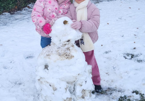 Radosne zabawy na śniegu.