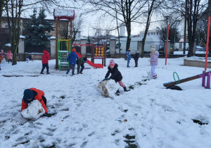 Radosne zabawy na śniegu.