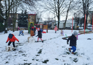 Radosne zabawy na śniegu.