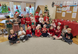 Pamiątkowe zdjęcie z klasową choinką