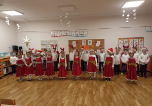 Dzieci przedstawiają program artystyczny.