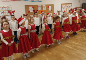 Dzieci przedstawiają program artystyczny.