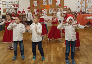 Dzieci przedstawiają program artystyczny.