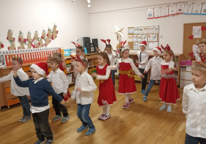 Dzieci przedstawiają program artystyczny.