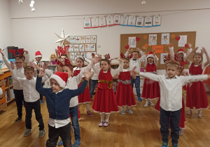 Dzieci przedstawiają program artystyczny.