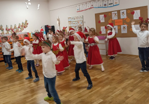 Dzieci przedstawiają program artystyczny.