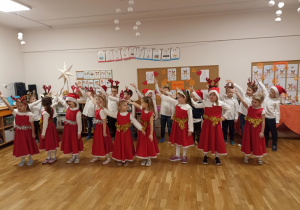 Dzieci przedstawiają program artystyczny.