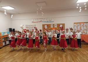 Dzieci przedstawiają program artystyczny.