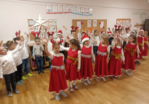 Dzieci przedstawiają program artystyczny.