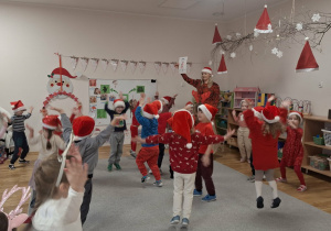 Zabawa muzyczna "Co Mikołaj ma w worku"