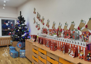 Świąteczna dekoracja w naszej sali i widoczne ślady Mikołaja koło choinki.